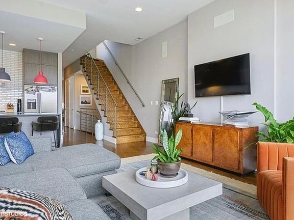 3rd image of 927 N Hermitage Ave #3