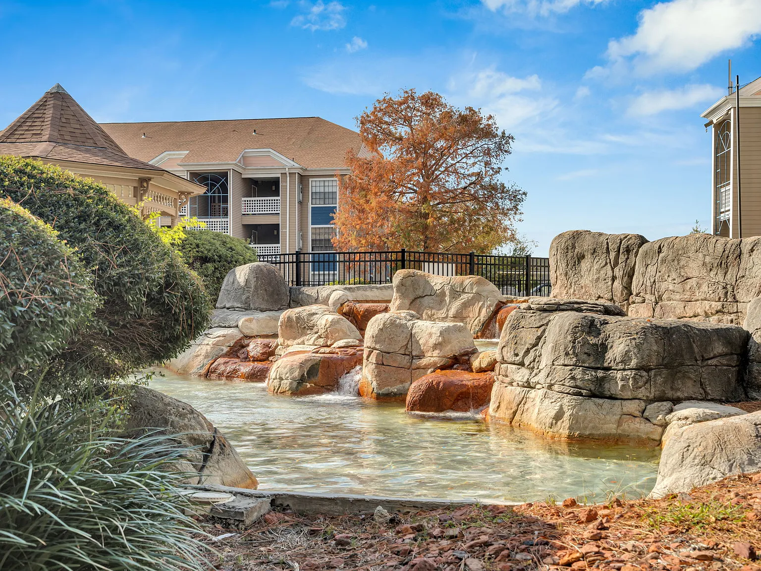 Woodlake Apartments — Photo 1