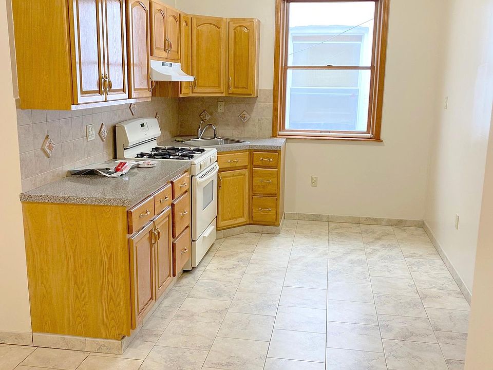 modern eat in kitchen