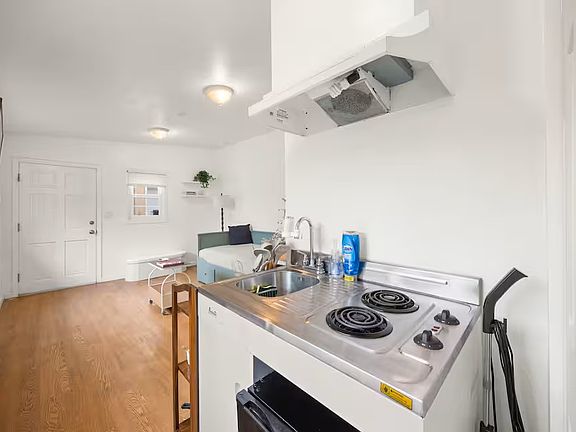 3rd image of 2452 Colby Ave #R