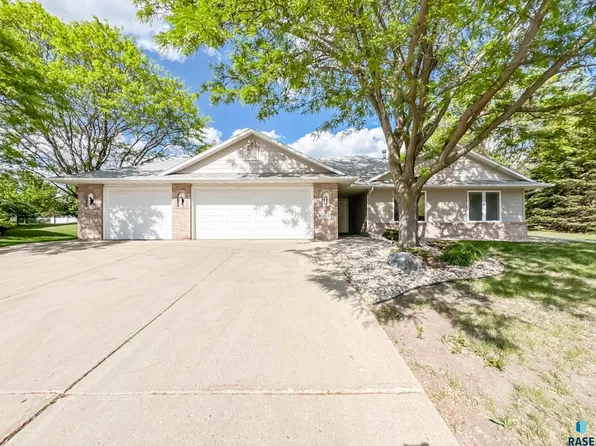 1708 E Ash Grove Cir, Sioux Falls, SD 57108