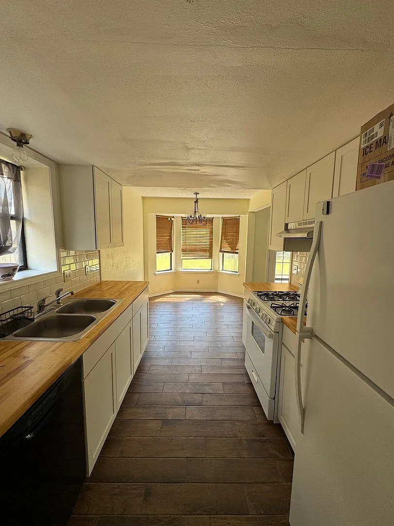 3 Bedroom 2 Bath Beautiful home — Photo 3