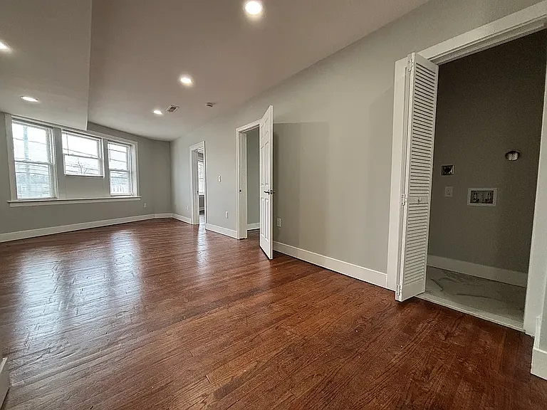 70-103 Circular Ave #104 — Photo 3