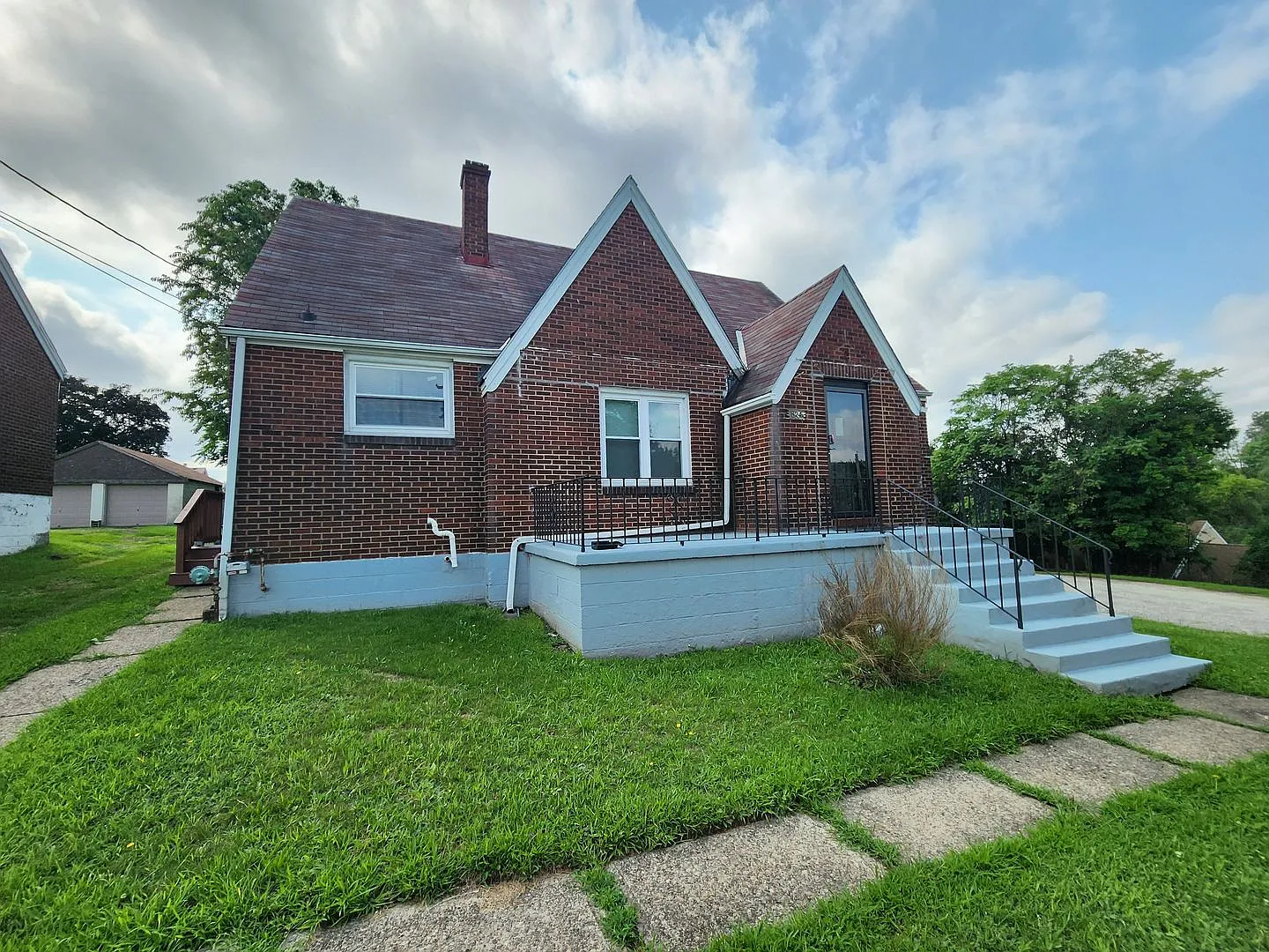 Updated 3 Bedroom 1 Bath Home Near Pittsburgh — Photo 1