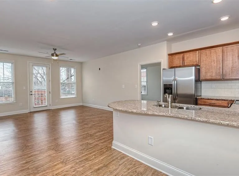 708 S Summit Ave — Photo 6