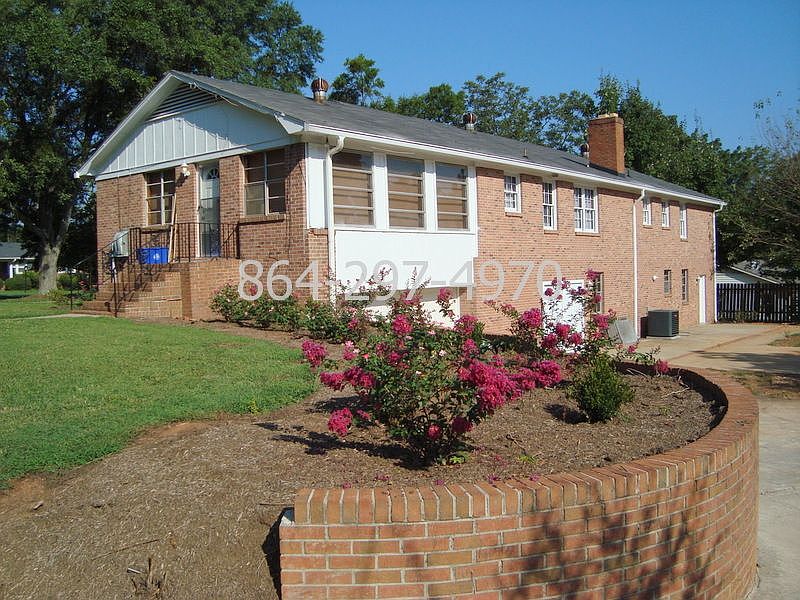2nd image of 107 Howell Cir