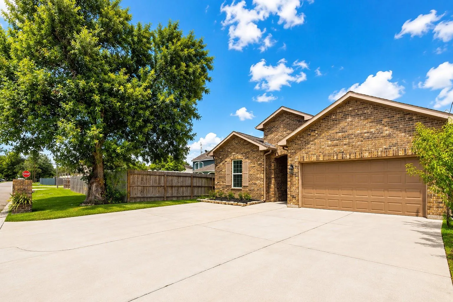 3 bed, 2.0 bath, 1795 sqft, $2,399 — Photo 2