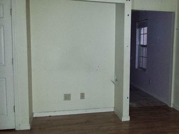 4th image of 419 NE Atlantic Ave