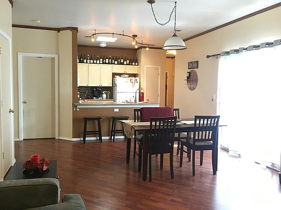 Open floor plan with livingroom, dinning room and kitchen.