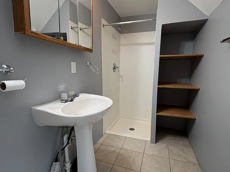 816 W Grove St #B — Photo 7