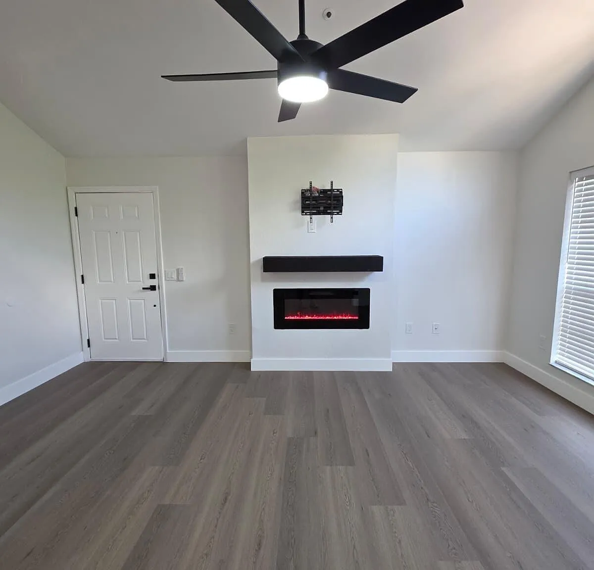 3 bed, 2.0 bath, 1138 sqft, $1,950 — Photo 3