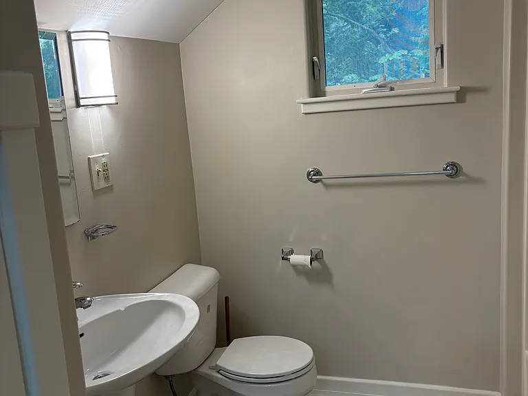 172 Rosemont Gdn #B — Photo 4