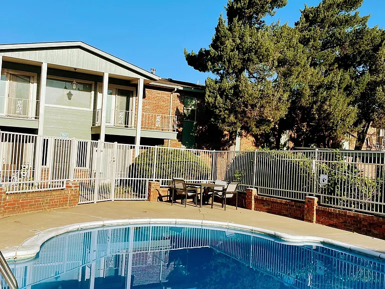 Country Club Apartments — Photo 17