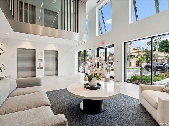 4th image of 218 Middle Neck Road #102