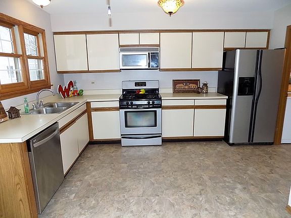 3rd image of 601 Dorset Ct #601