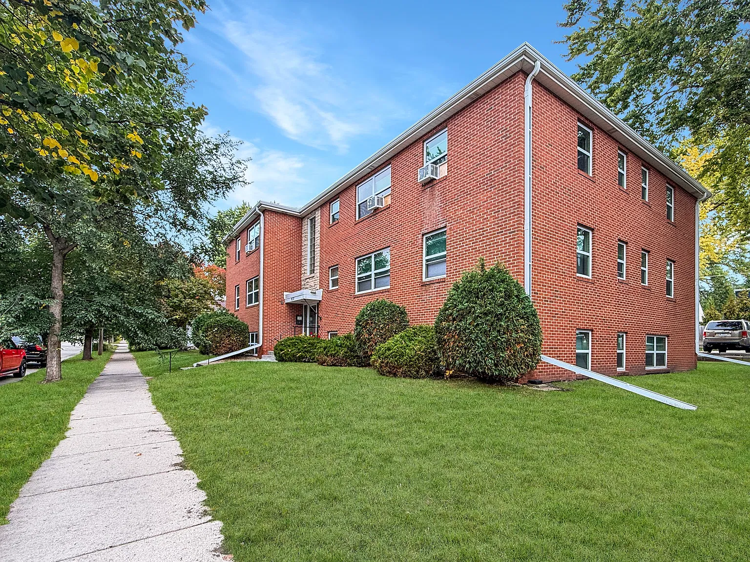 St Paul Avenue Apartments — Photo 3