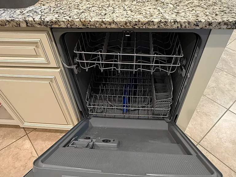 and yes dishwasher to make it much easier to wash dishes.