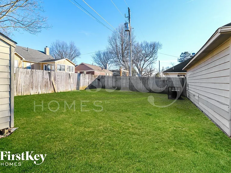 2798 Laura Cir E — Photo 15