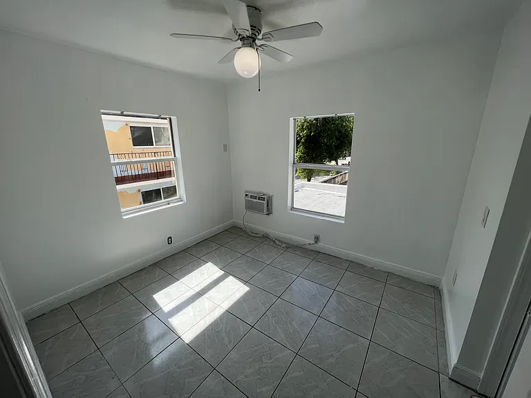 1935 SW 2nd St #5 — Photo 4
