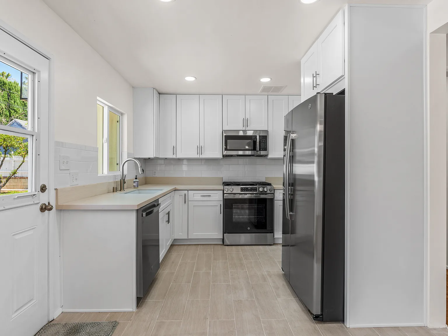 3 bed, 1008 sqft, $3,650 — Photo 2