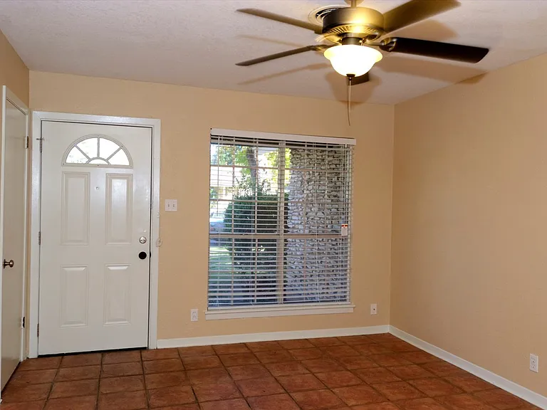 2614 Little John Ln — Photo 3