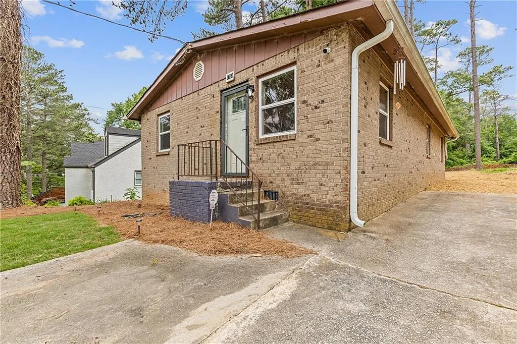 4 bed, 2.0 bath, 1323 sqft, $2,000 — Photo 1