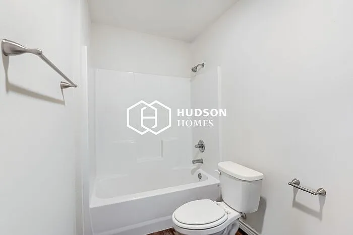140 E 11th St — Photo 10