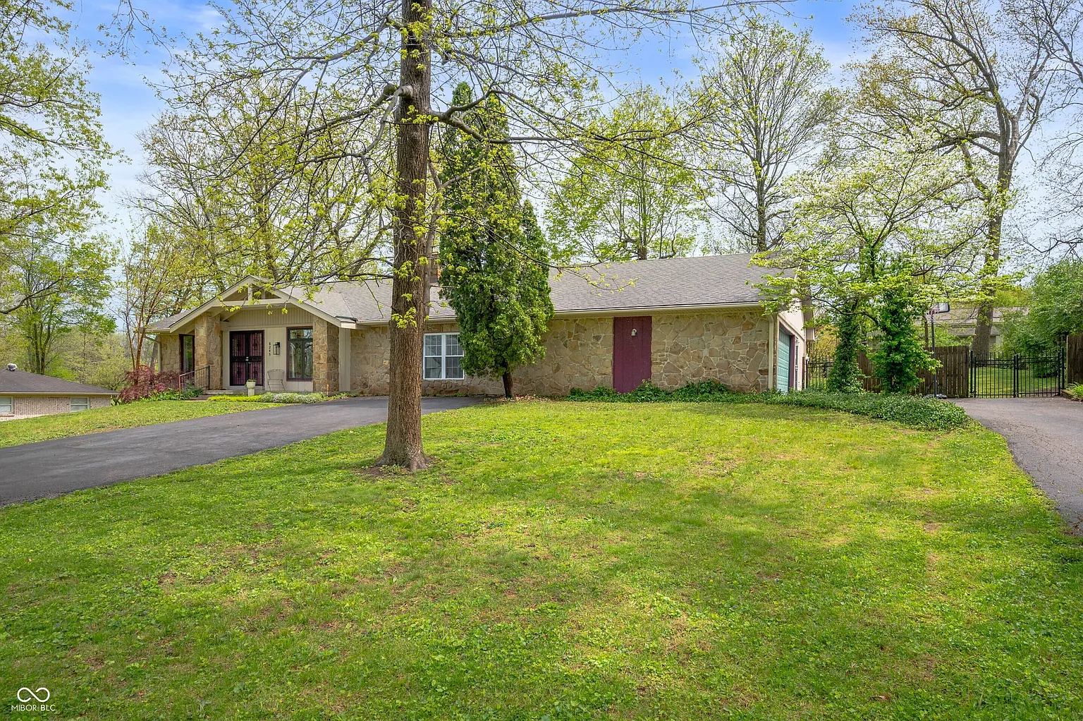 8245 Woodlawn Dr photo 1