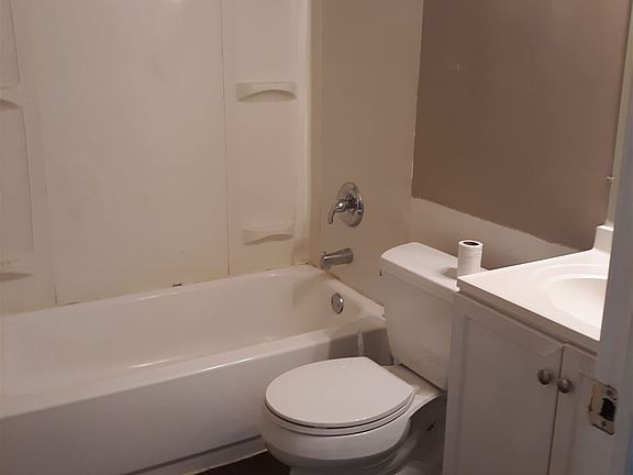 3rd image of 275 Medford St