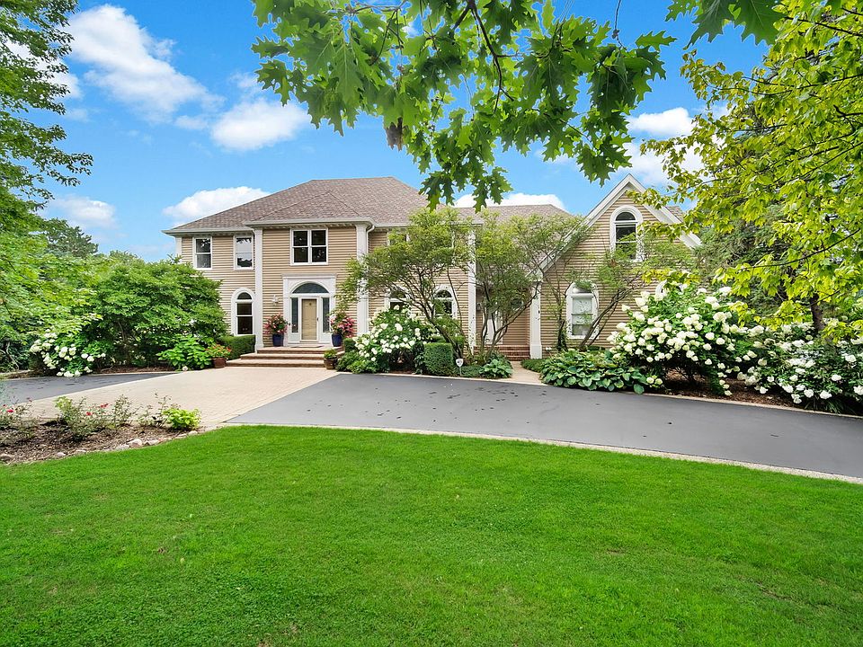 1st image of 8 Lakeside Dr