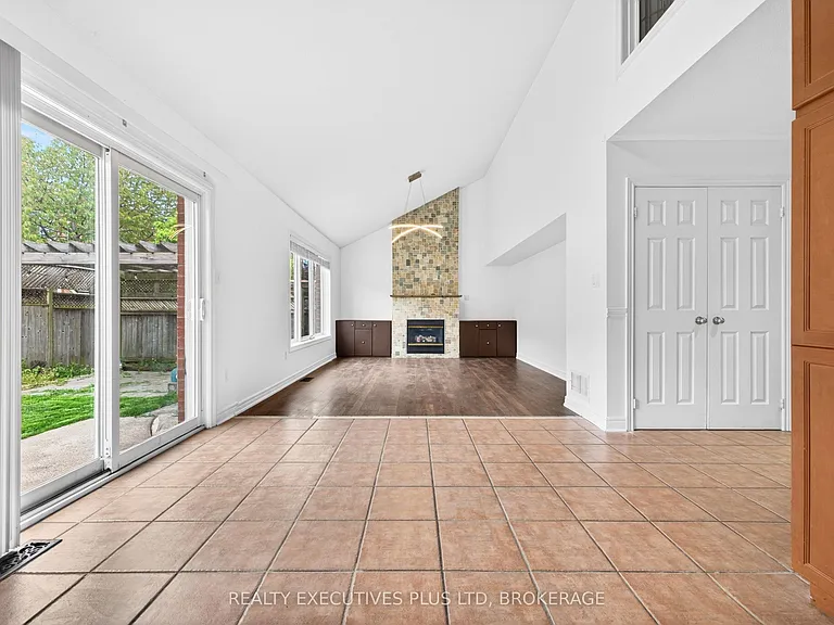 389 Wright Cres — Photo 15