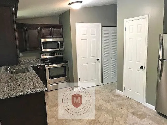 402 Holiday Dr — Photo 3