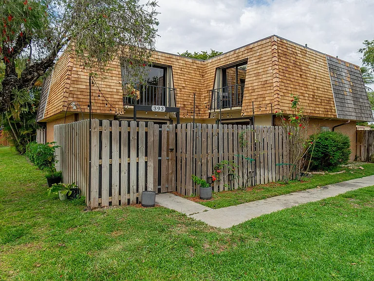 393 Lake Arbor Dr — Photo 1