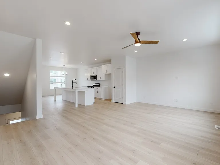 546 S 1040 W — Photo 11