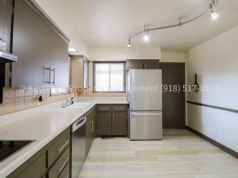 953 E 37th St S — Photo 17