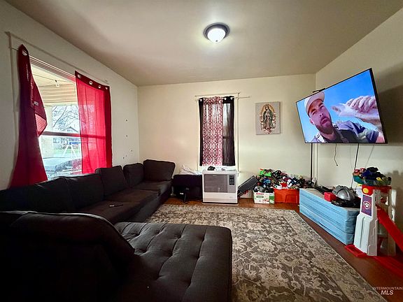 4th image of 710 Maple St