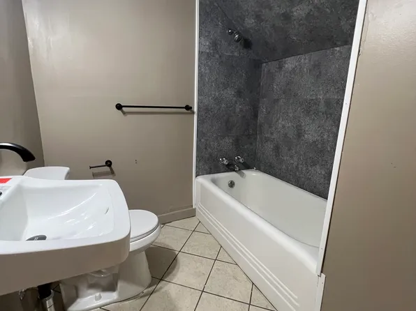 20 E 15th Ave #B, Hutchinson, KS 67501