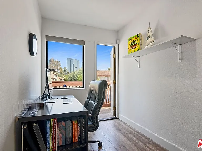 5720 Owensmouth Ave #142 — Photo 9