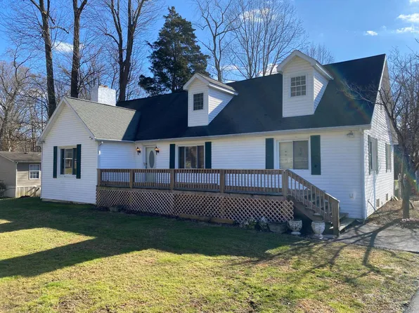 814 Strawberry Rd, Saint Albans, WV 25177