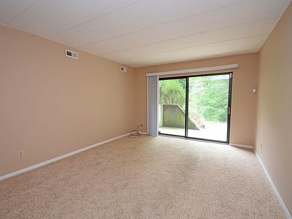 4th image of 450 Grand Ave Unit 1