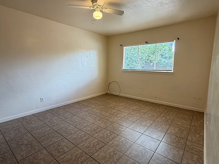 2038 E Ashlan Ave — Photo 24