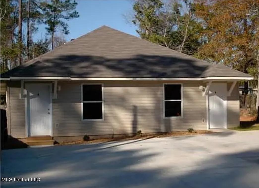 3 bed, 2.0 bath, 1100 sqft, $1,250 — Photo 1
