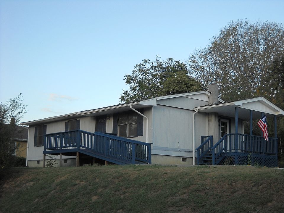 Storage Build. behind House