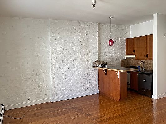 2nd image of 121 W 95th St APT 4R