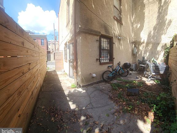 4th image of 1043 N Leithgow St