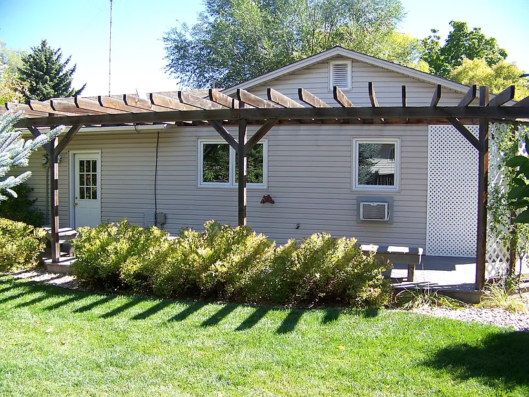1109 Hillcrest Dr — Photo 2