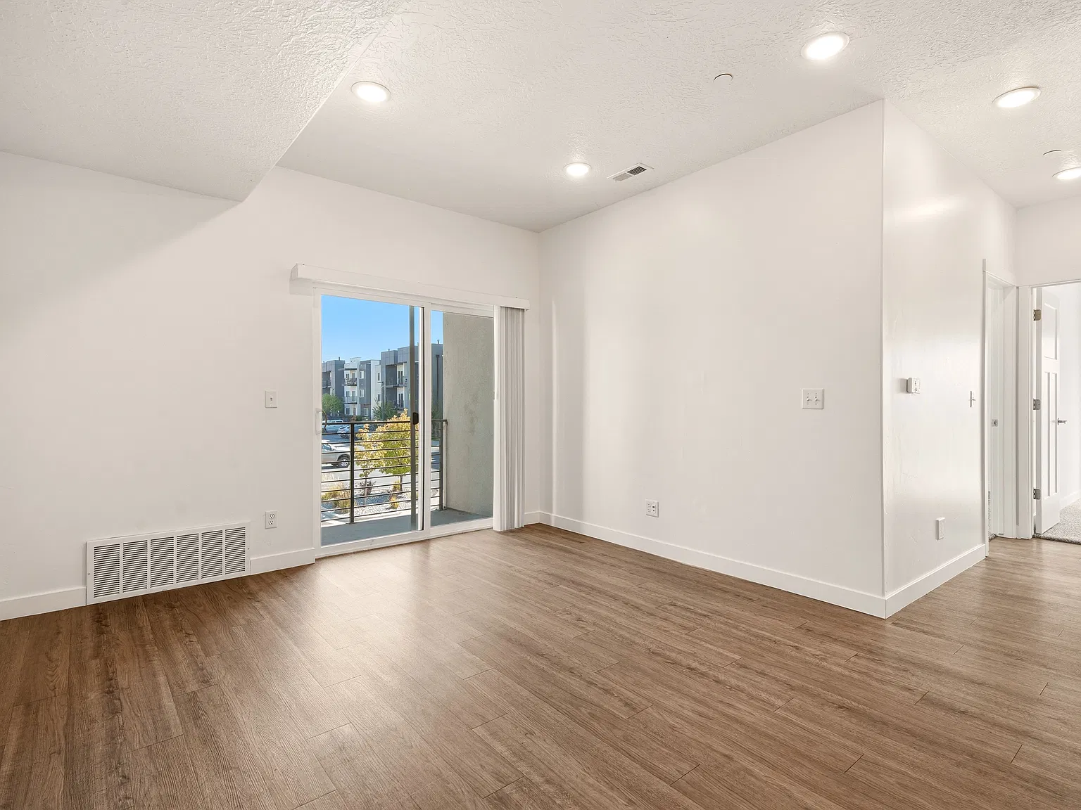 2 bed, 1020 sqft, $1,370 — Photo 3