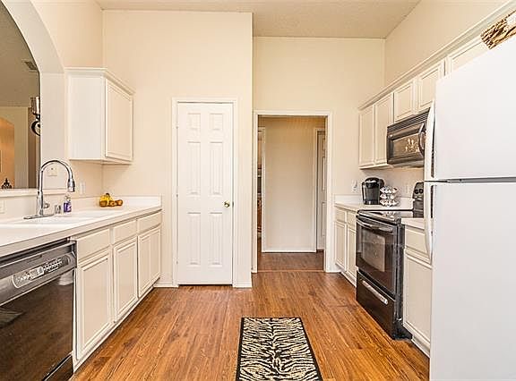 3rd image of 1005 Overland Dr