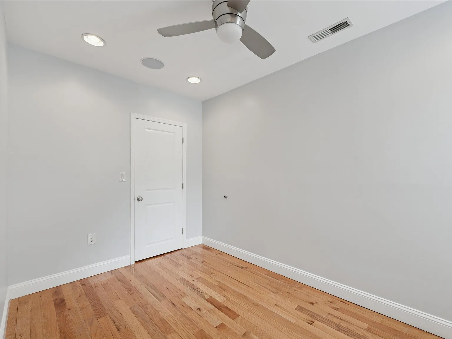 1825 Willington St — Photo 2