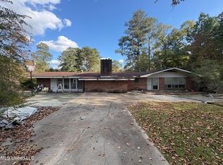 55 Oak Crest Dr, Laurel, MS 39440